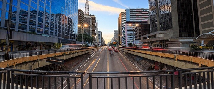Urban skyline of São Paulo illustrates proximity and infrastructure benefits of nearshore outsourcing in Latin America