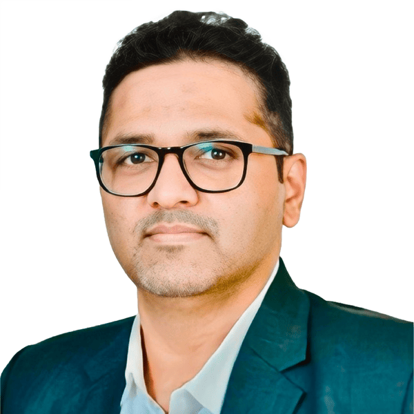 Professional portrait of a man wearing glasses and a suit, conveying confidence and expertise in a corporate context.