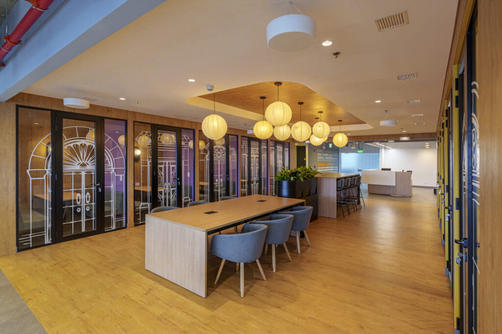 Solinoff - Auxis-17 1 - Auxis Modern office space in Bogotá featuring collaborative areas stylish decor and a focus on bilingual professionals