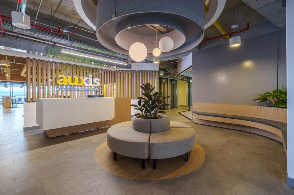 Solinoff - Auxis-47 1 1 - Auxis Modern office reception area of Auxis in Bogotá featuring stylish seating and a welcoming atmosphere for bilingual professionals